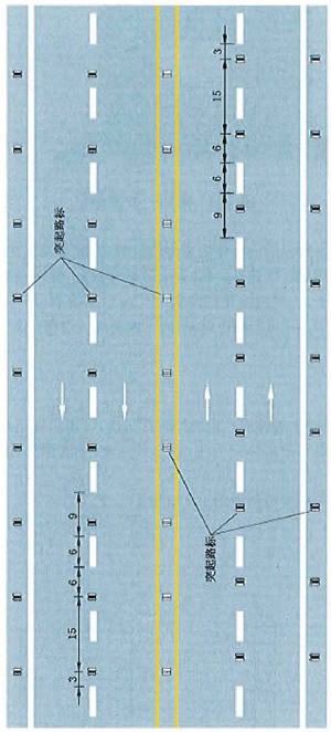 突起路标与标线配合设置示例