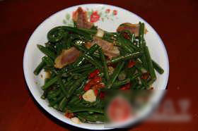 蕨菜炒腊肉的做法